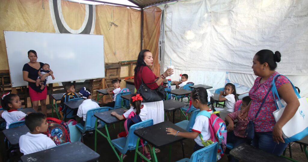 Escuelas de Acapulco Guerrero adelantan vacaciones por miedo a robo del aguinaldo.