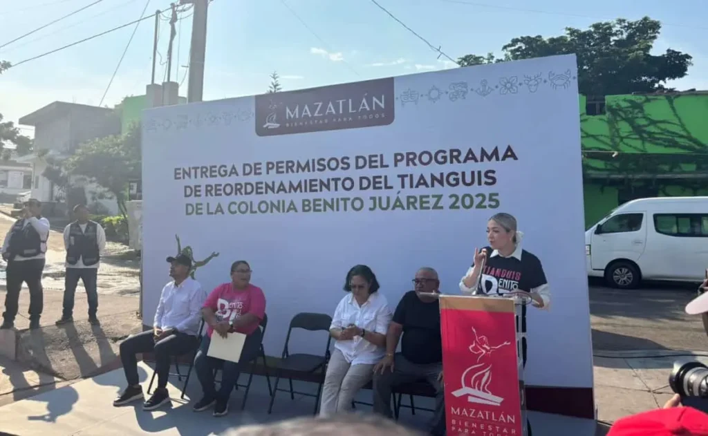 Estrella Palacios otorga 128 permisos a los vendedores del tianguis en la colonia Benito Juárez