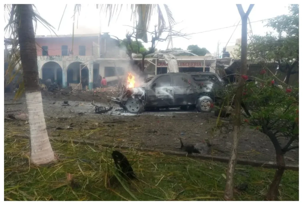 Explosión de coche bomba en la sede de la policía comunitaria de Coahuayana, Michoacán, cobra la vida de cinco personas
