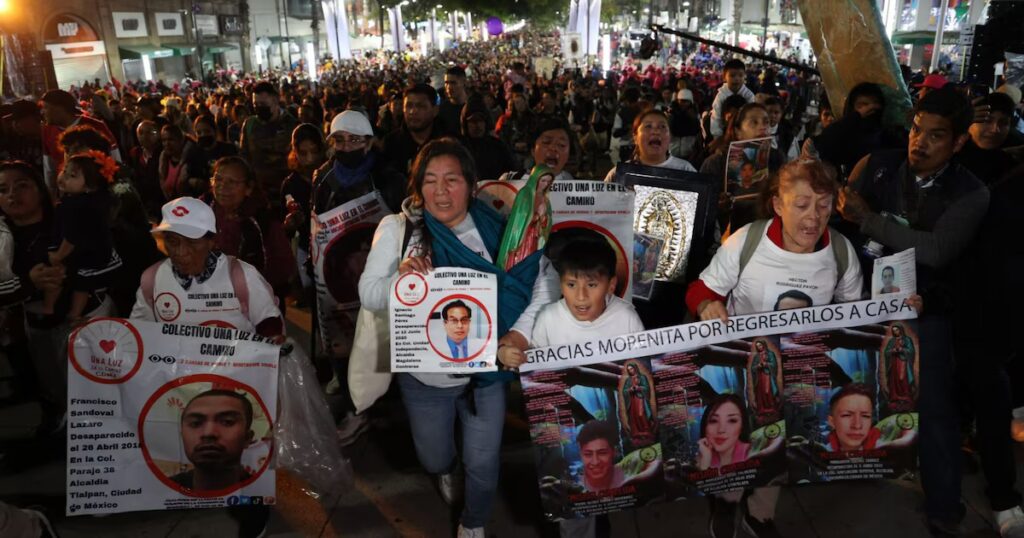 Familias de desaparecidos realizan una peregrinación a la Basílica de Guadalupe para buscar a sus seres queridos.