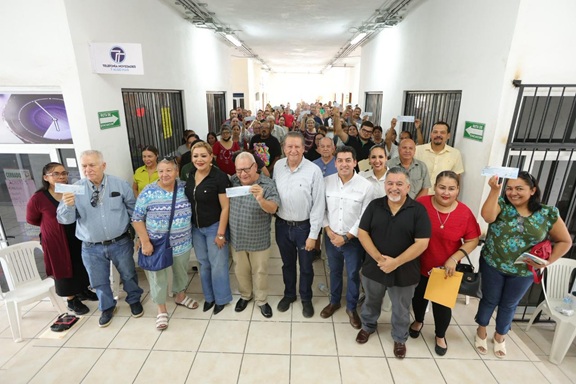 Gobierno de Sinaloa responde a locatarios de El Rosario con ayudas para finalizar el año