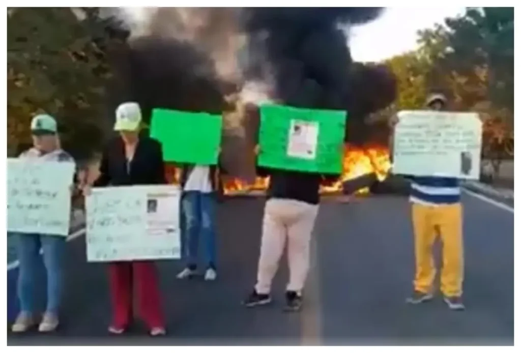 Habitantes de Buenavista, Michoacán, cierran carretera federal exigiendo justicia por desapariciones