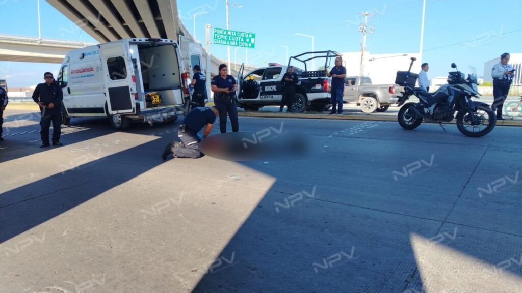 Hombre sufre graves lesiones al caer del puente en la autopista (VIDEO)