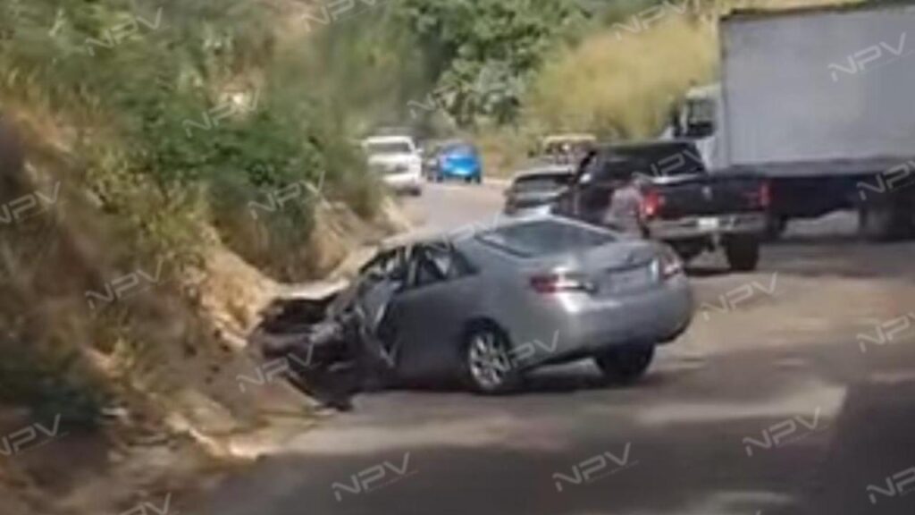 Impactante colisión en San Quintín genera inconvenientes en la carretera federal 200