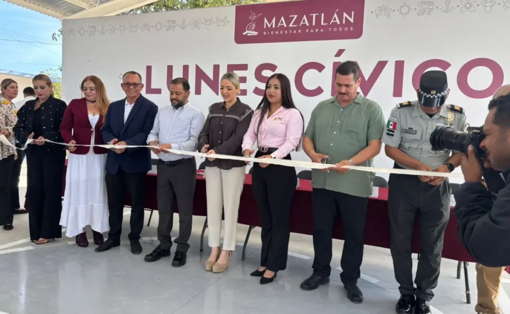 Inauguración de la techumbre en la primaria de Escamillas en el último lunes cívico del año