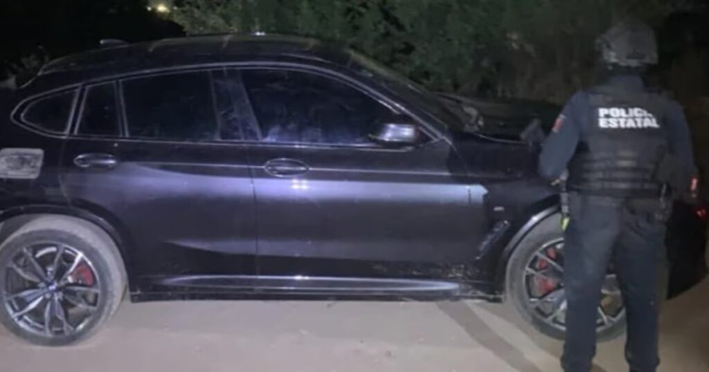 Incautan camioneta de lujo con siete cargadores para fusil en Bachigualatillo, Navolato