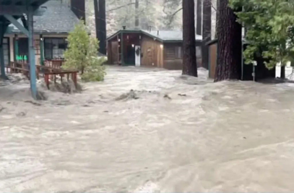 Intensas tormentas y desbordamientos azotan California