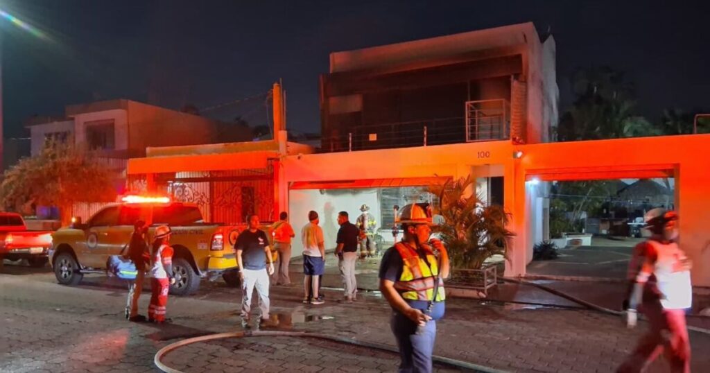 Intenso incendio lleva a la movilización de emergencias en Lomas de Mazatlán
