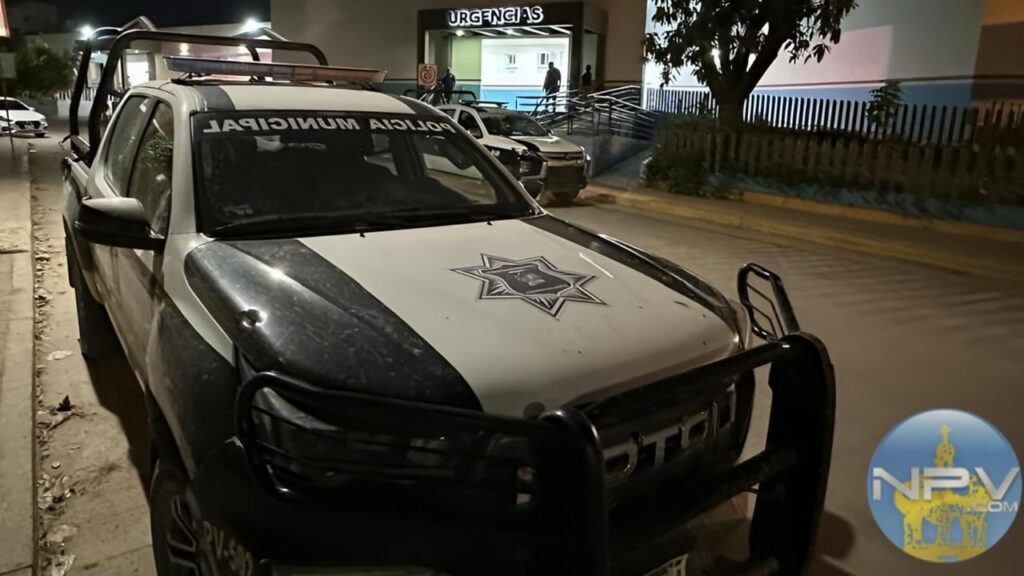 Investigan relación entre el trágico accidente de un motociclista y el hallazgo de un hombre herido de bala.