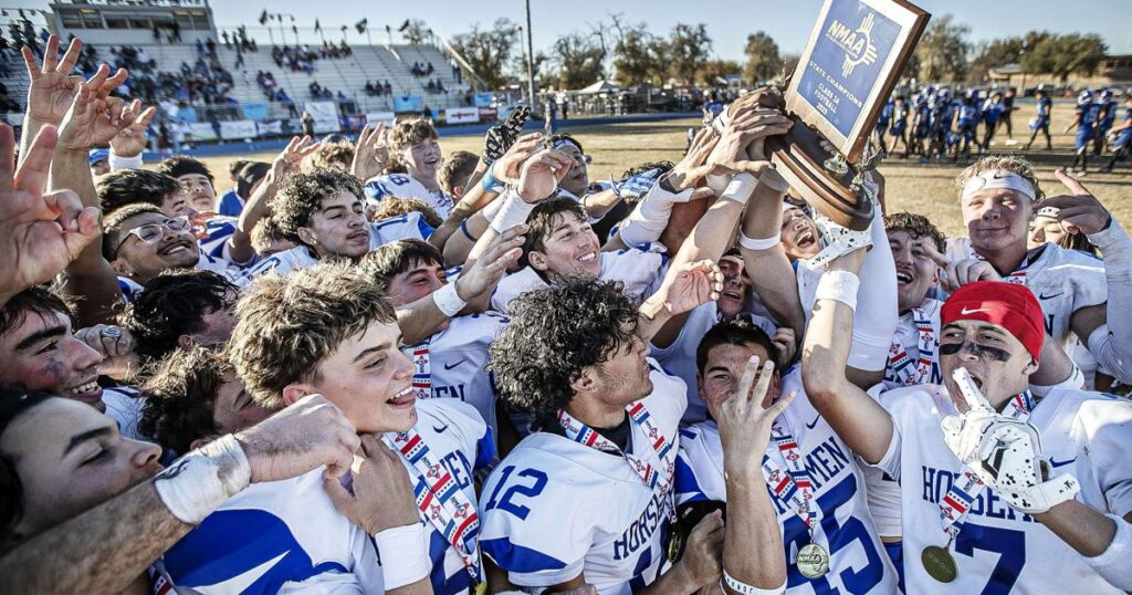 Invictos, campeones estatales de fútbol por tres años: Los Caballeros, Atletas de la Semana.
