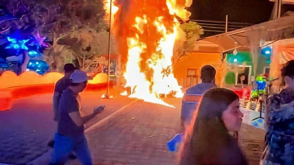 Jonacatepec: habitantes prenden fuego a árbol navideño y ocupan la alcaldía tras un supuesto atropello