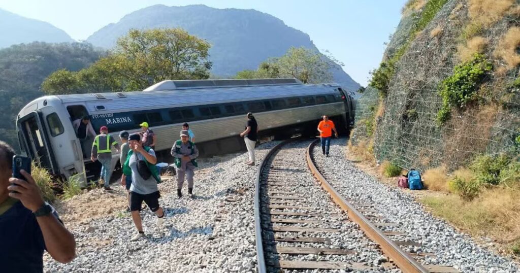 La FGR investiga el descarrilamiento del Tren Interoceánico en Oaxaca con 241 pasajeros a bordo