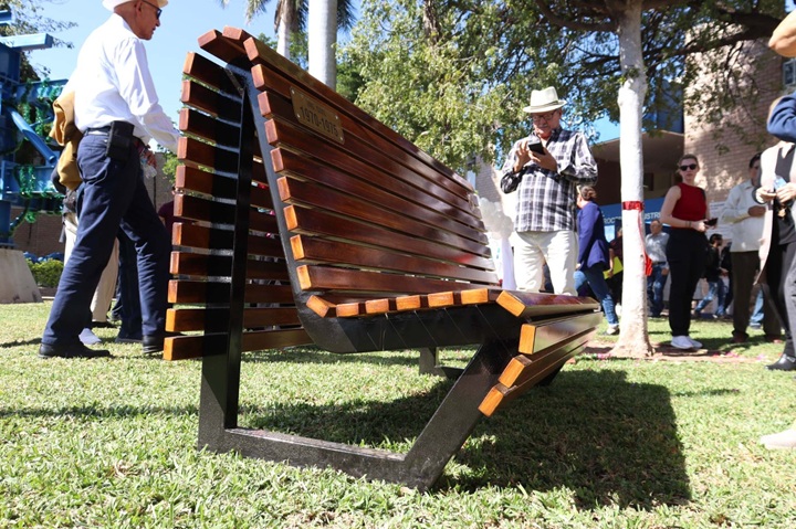 La Facultad de Ingeniería presenta su primera "Banca de Generación" como legado de la promoción 1970–1975 de Ingeniería Civil