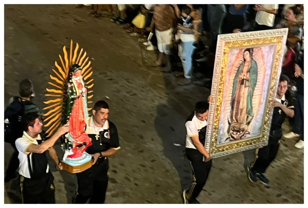 La Luz del Tepeyac brilla en Puerto Vallarta: Antorchistas son aclamados con aplausos.