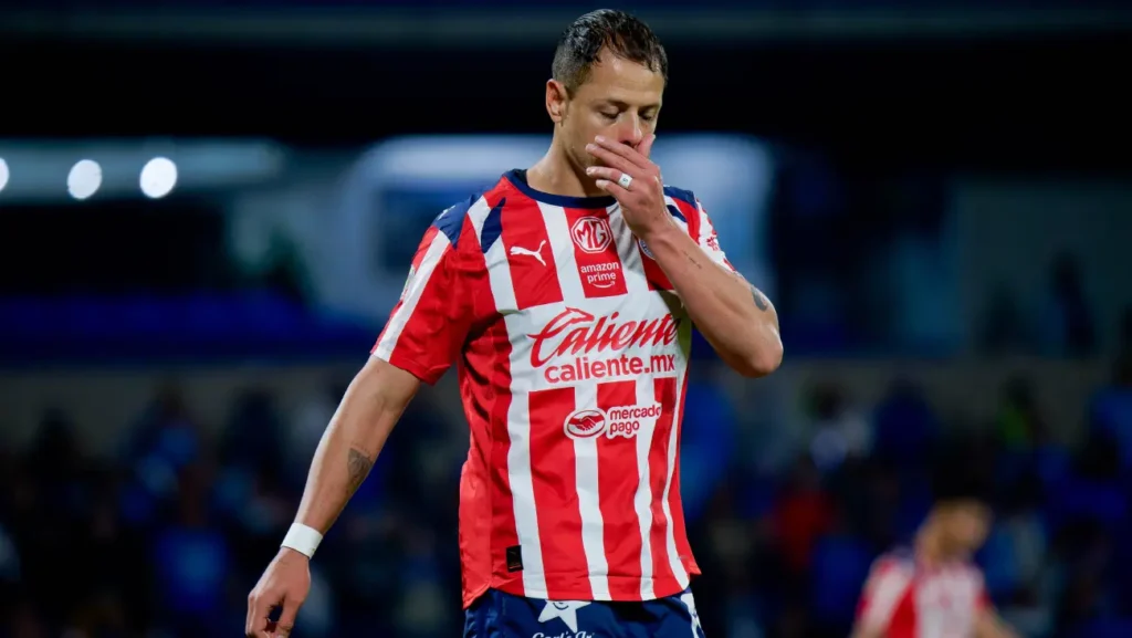 La afición de Chivas se opone a la asignación del penal a Javier Hernández