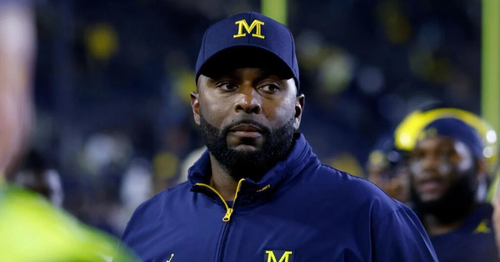La destitución de Sherrone Moore deja al problemático programa de fútbol americano de Michigan buscando un nuevo entrenador.