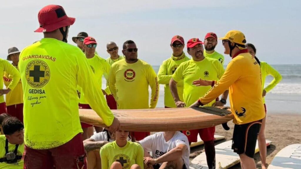 La formación internacional mejora el rescate acuático en las playas de Puerto Vallarta