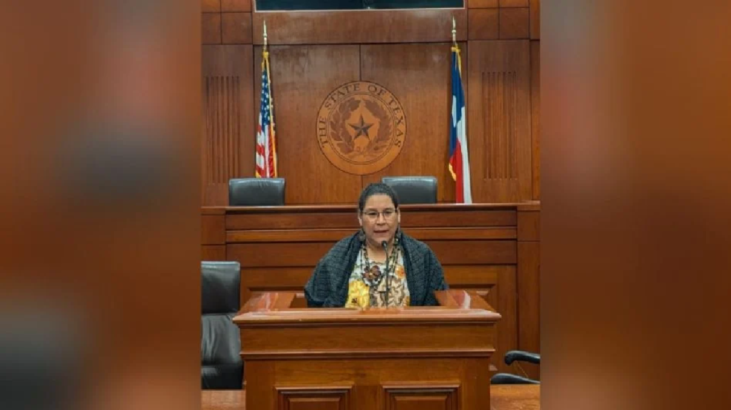 Lenia Batres lleva a su hijo a Texas para impulsar la reforma judicial