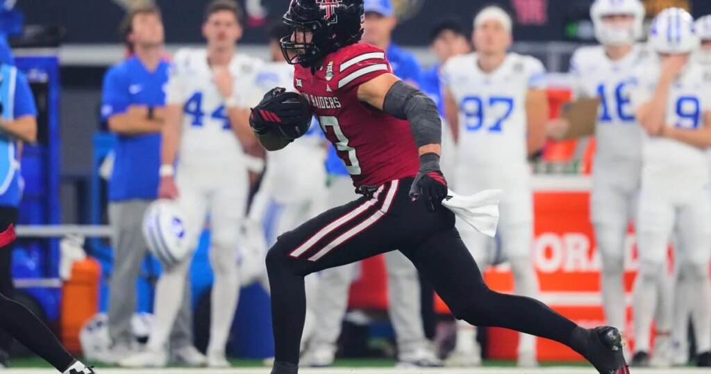 Los Diablos Rojos de la UNAM conquistan el título de la Liga MX y aseguran su pase a la siguiente ronda con una victoria de 34-7 sobre el Club América.