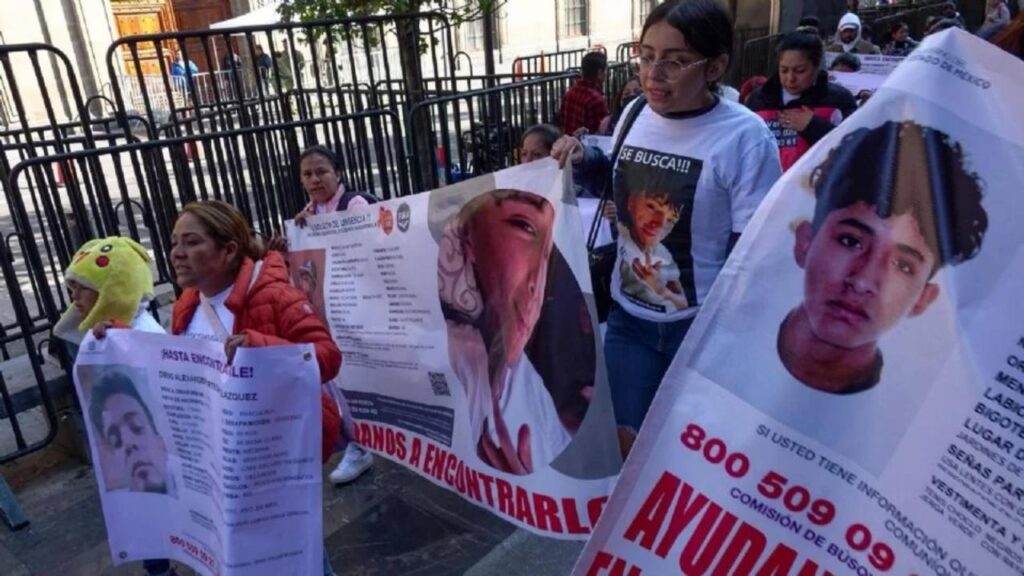 Madres de desaparecidos en Edomex se manifiestan ante Palacio Nacional