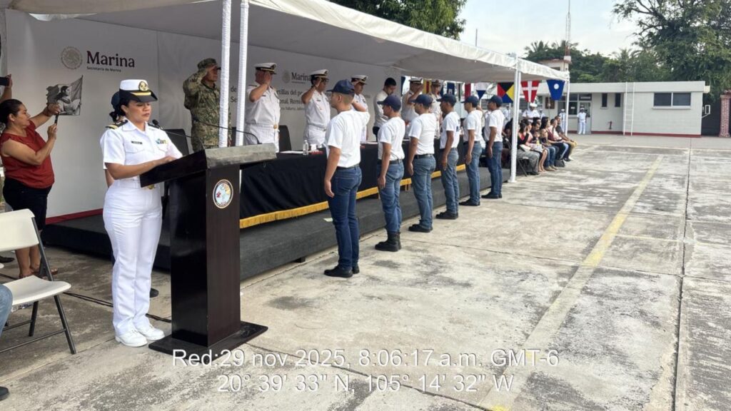 Marineros del Servicio Militar Nacional obtienen sus cartillas en Puerto Vallarta