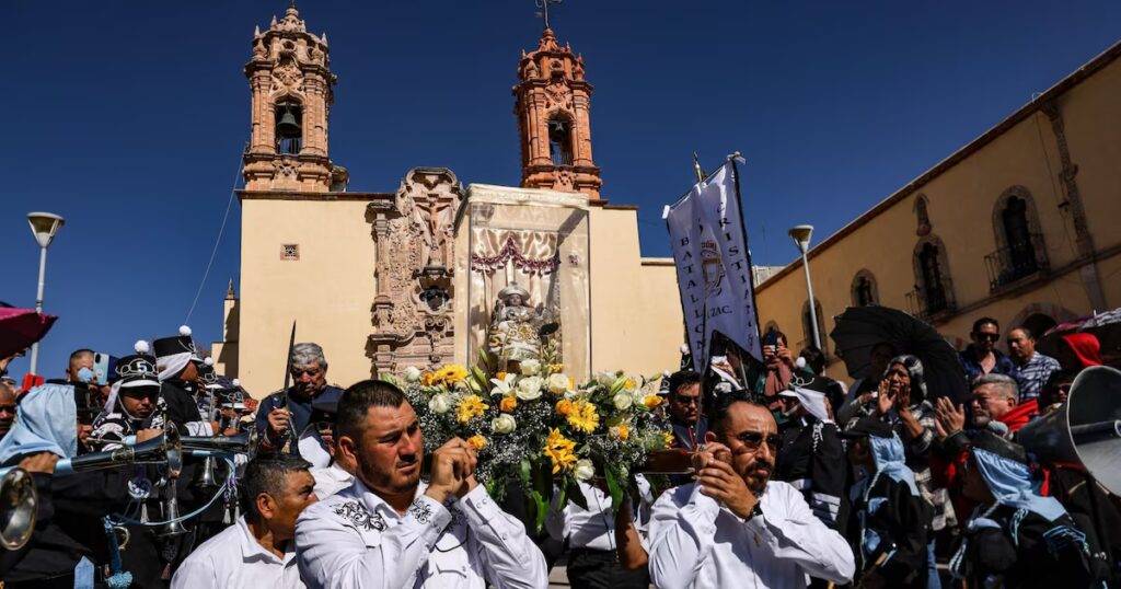 Miles de devotos llegan al Santo Niño de Atocha en uno de los santuarios más populares de México