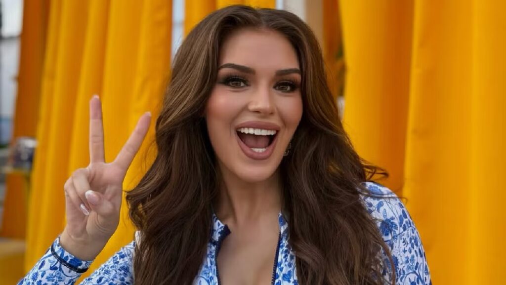 Miss Finlandia pierde su corona tras una foto con gesto racista hacia personas asiáticas en un evento internacional.