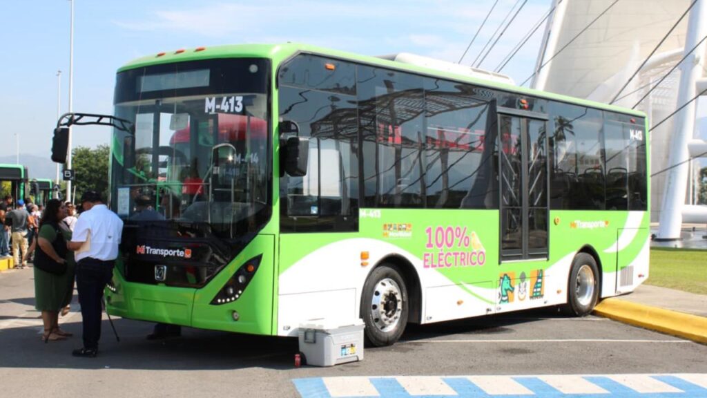 Munguía agradece a Pablo Lemus por la donación de 31 camiones urbanos para renovar el transporte público