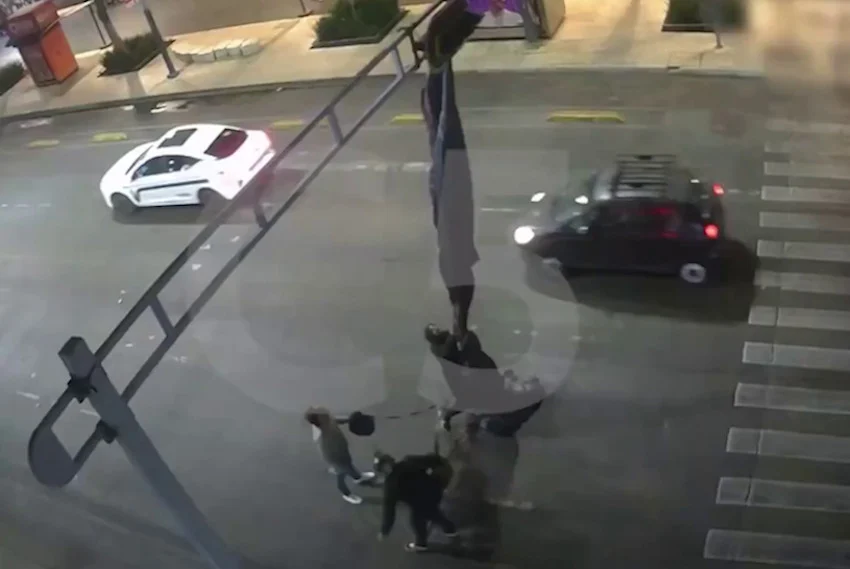 Paracaidista estadounidense ileso tras un aterrizaje complicado en el centro de Ciudad de México