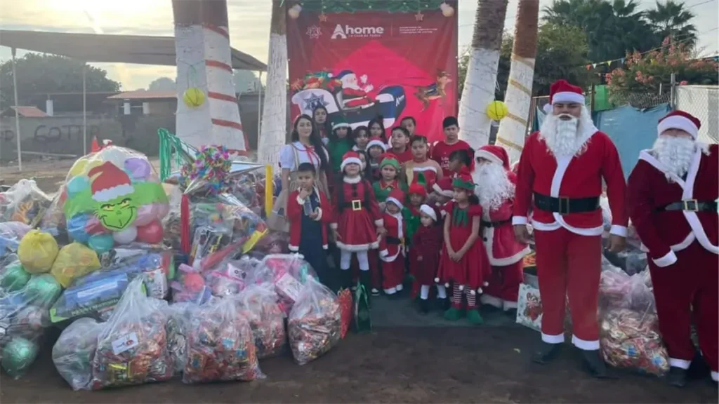 Policías de Ahome sorprenden a niños de comunidades rurales con regalos y calzado en Policlaus 2025