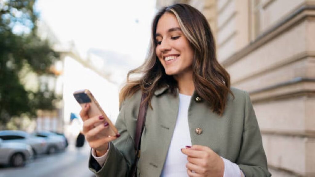 Por qué es tendencia usar el celular sin funda en México y qué tan seguro es esta práctica