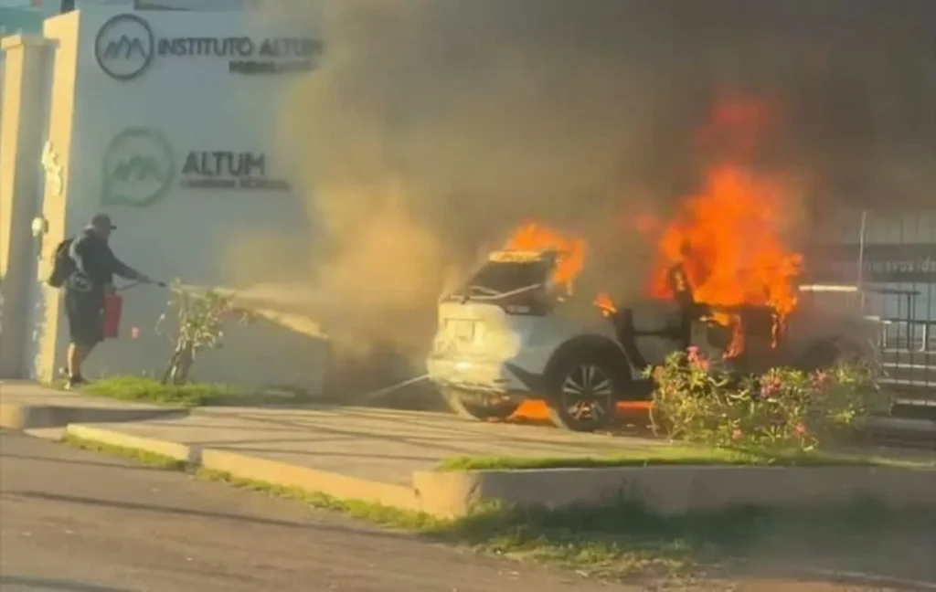 Prenden fuego a una camioneta junto a un colegio en Portalegre Premium, Culiacán