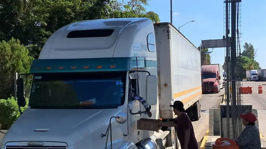 Productores bloquean la caseta de Costa Rica en Culiacán y exigen paso libre