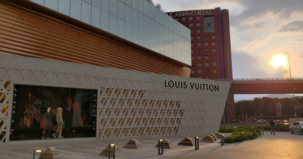 Propuesta de diputados: dos horas de estacionamiento gratuito en centros comerciales