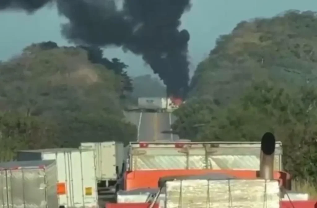 Reapertura de la autopista Tepic–Mazatlán luego de tensas horas de violencia y operación federal en Escuinapa