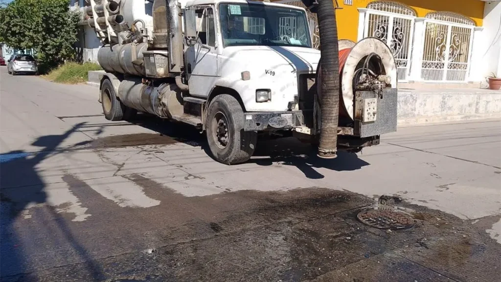 Retiran escombros, toallitas húmedas y basura del alcantarillado en varias colonias de Mazatlán