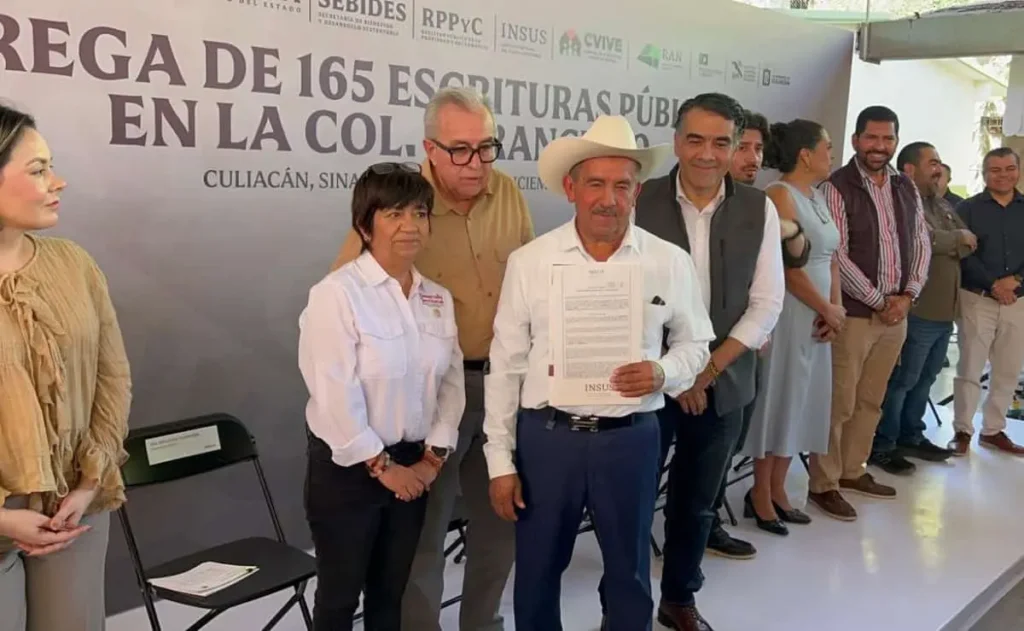 Rocha Moya entrega 165 escrituras en la colonia El Ranchito de Culiacán