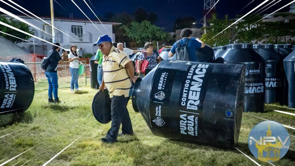 Seapal y el Ayuntamiento de Puerto Vallarta Donan Tinacos a los Habitantes de La Floresta