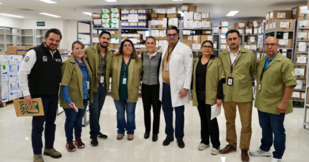 Sheinbaum verifica la disponibilidad de medicamentos en un hospital del IMSS en Ciudad Juárez