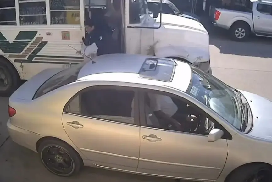 Suspenden a conductor que lanzó a estudiante de un autobús en movimiento en Cabo San Lucas; PGJE inicia investigación