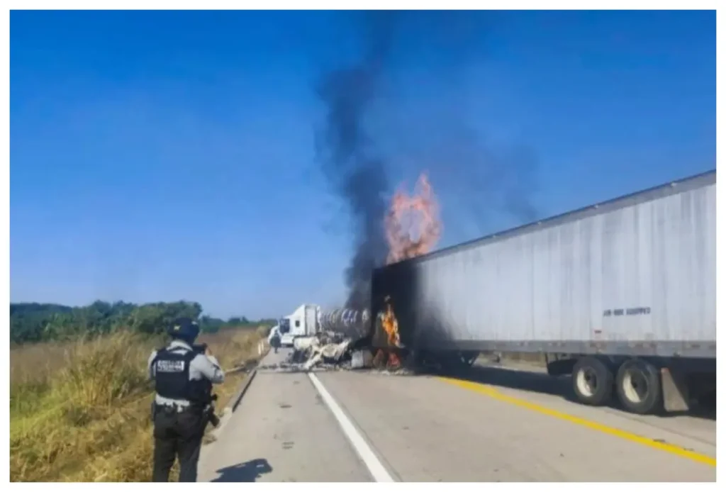 Tiroteo en Escuinapa: tres fallecidos y al menos cinco vehículos en llamas