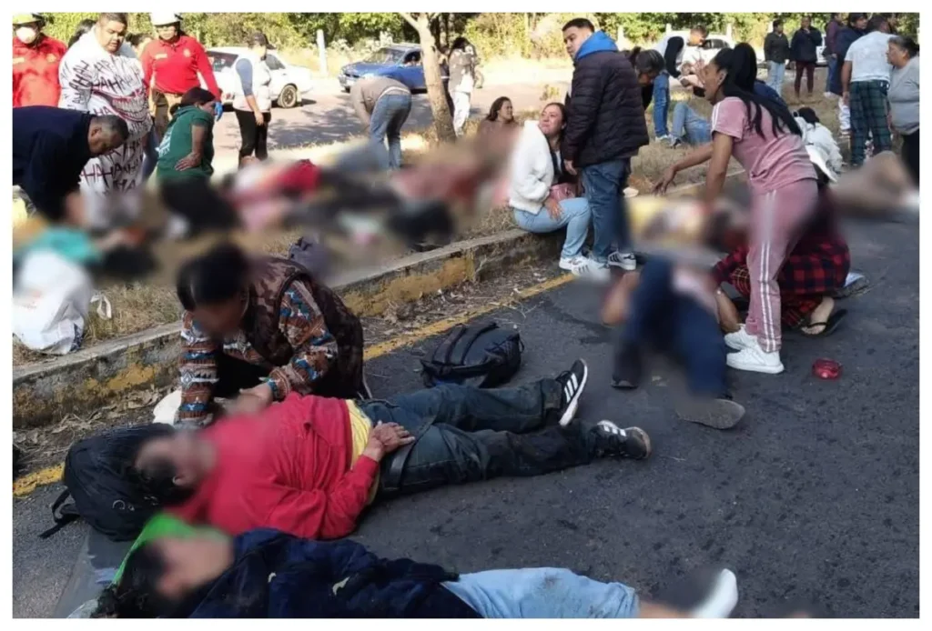 Tragedia en Edomex: Accidente de transporte público con una camioneta de peregrinos deja 2 muertos y más de 20 heridos