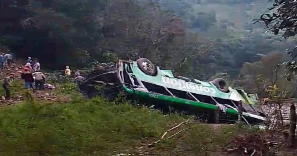 Tragedia en Zontecomatlán, Veracruz: un accidente carretero cobra la vida de ocho personas y deja 19 heridos
