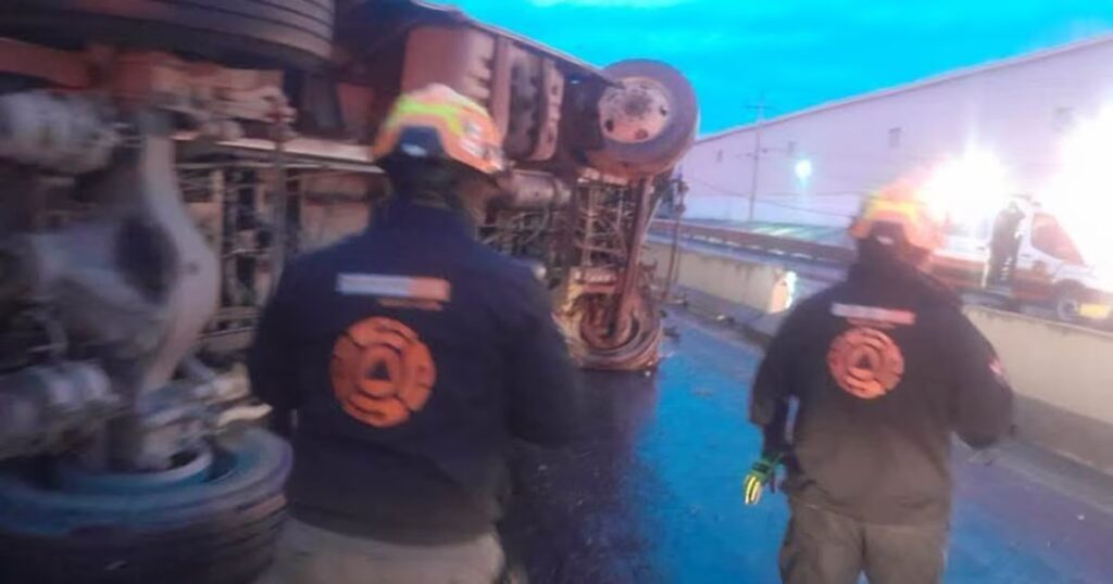 Trágico accidente en Nuevo León: volcadura de camión de pasajeros deja ocho muertos y varios heridos