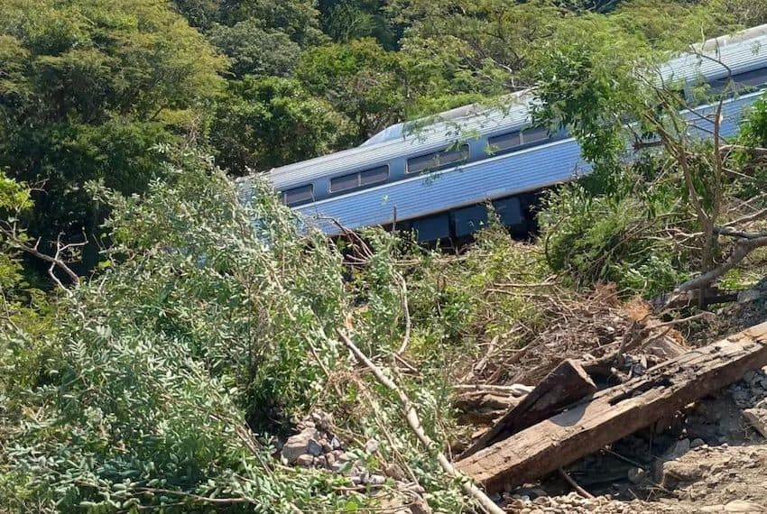 Tren descarrila en Oaxaca: 13 muertos y más de 100 heridos