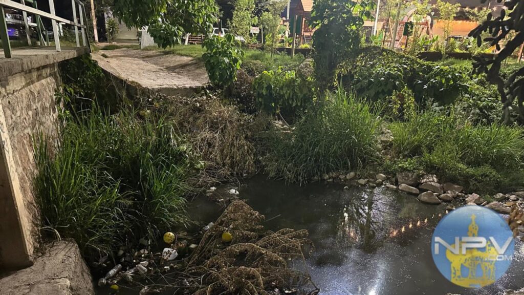 Vecinos de Villa de Guadalupe piden desazolve inmediato por riesgo de infecciones cerca de un tukilandia