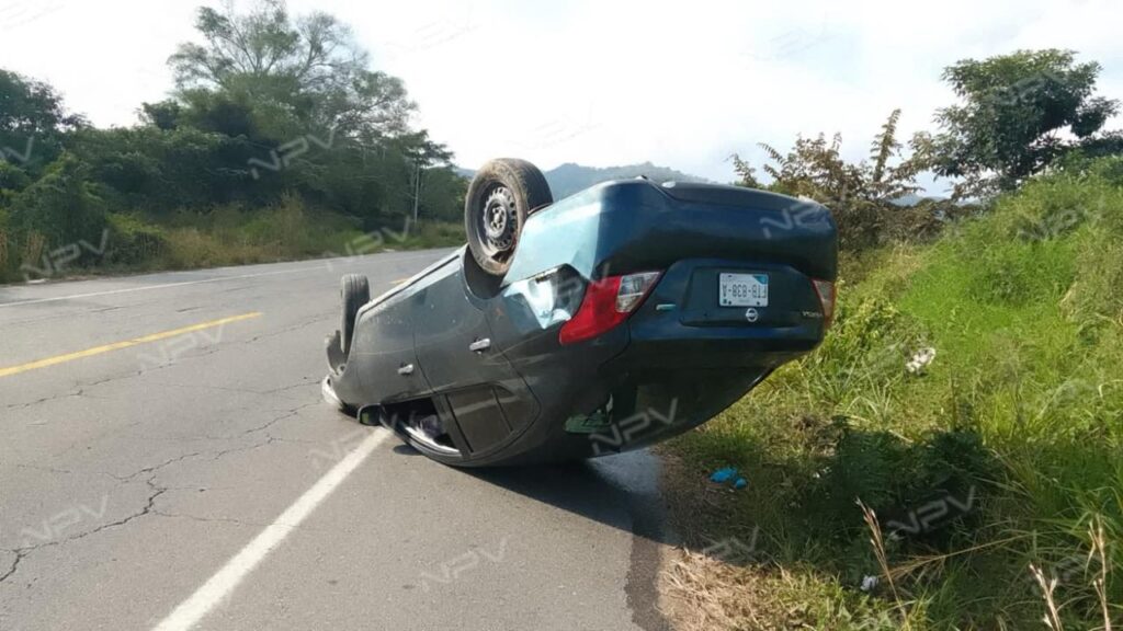 Volcadura reportada en la carretera 200 próximo a El Tuito