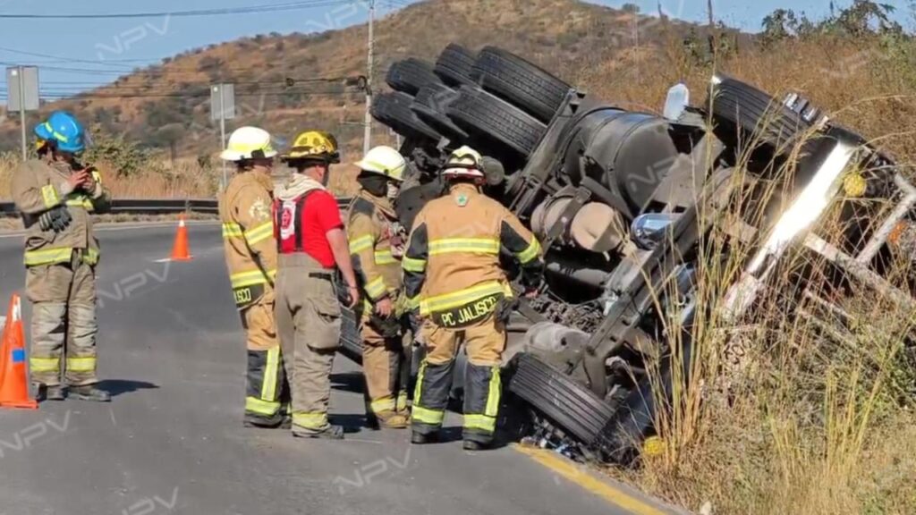 Vuelca camión con ácido nítrico en la carretera Guadalajara-Colima