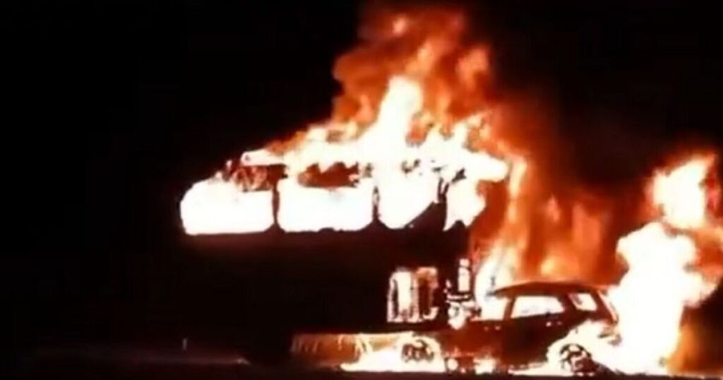 ¡Calcinados por completo! Impacto entre camión de pasajeros y vehículo en la Maxipista