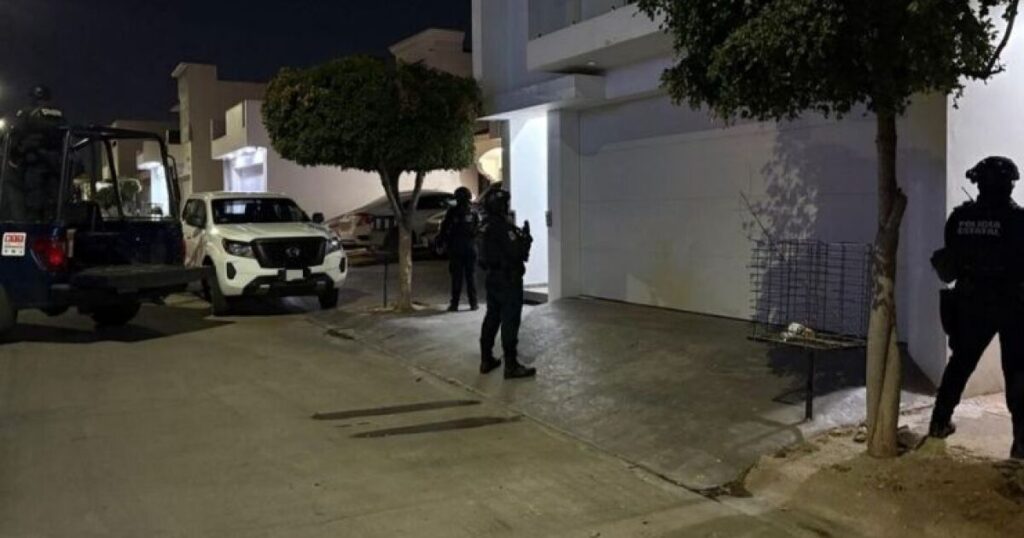 ¡Descubren ametralladoras y un carro blindado en una propiedad de Portalegre, Culiacán!